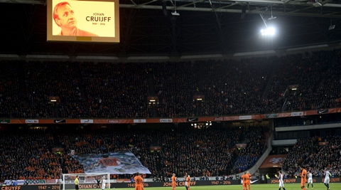 Floral tribute at Johan Cruyff statue