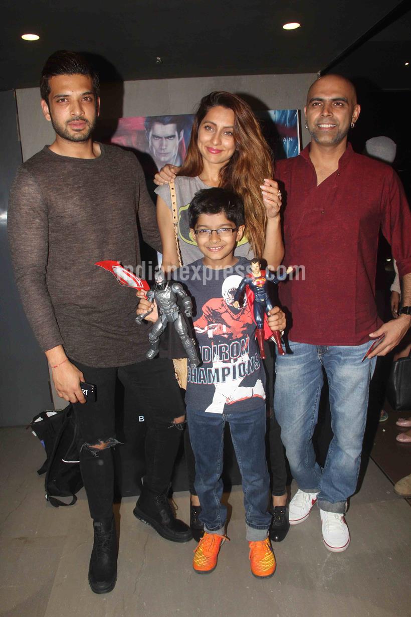 Batman Vs Superman, Batman vs superman: Dawn of Justice, Hrithik Roshan, Hrithik Roshan Sons, Hrehaan, Hridaan, Sachin Tendulkar, Vidyut Jamwal, Esha Deol, Abhay DEol, Karan Kundra, Anusha, Gaurav Chopra, Tanisha Mukerji, Zayed Khan, Akbar Khan, Batman vs Superman Screening, Batman vs Superman: Dawn of Justice pics
