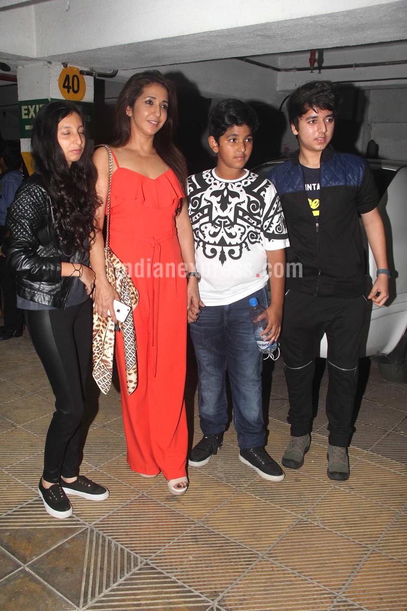 Batman Vs Superman, Batman vs superman: Dawn of Justice, Hrithik Roshan, Hrithik Roshan Sons, Hrehaan, Hridaan, Sachin Tendulkar, Vidyut Jamwal, Esha Deol, Abhay DEol, Karan Kundra, Anusha, Gaurav Chopra, Tanisha Mukerji, Zayed Khan, Akbar Khan, Batman vs Superman Screening, Batman vs Superman: Dawn of Justice pics