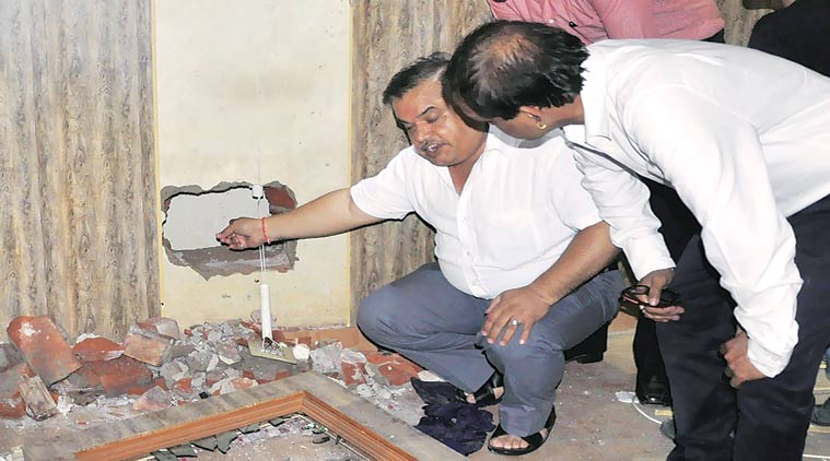 burglary attempt, jewellery shop burglary attempt, robbery, security alarm, chandigarh crime, chandigarh news