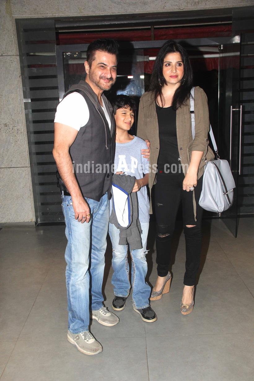 Batman Vs Superman, Batman vs superman: Dawn of Justice, Hrithik Roshan, Hrithik Roshan Sons, Hrehaan, Hridaan, Sachin Tendulkar, Vidyut Jamwal, Esha Deol, Abhay DEol, Karan Kundra, Anusha, Gaurav Chopra, Tanisha Mukerji, Zayed Khan, Akbar Khan, Batman vs Superman Screening, Batman vs Superman: Dawn of Justice pics
