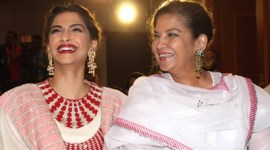 sonam kapoor, sonam kapoor pics, shabana azmi, sonam kapoor neerja, sonam kapoor press meet pics, neerja success meet, sonam kapoor shabana azmi pics, sonam shabana pics, neerja pics, entertainment