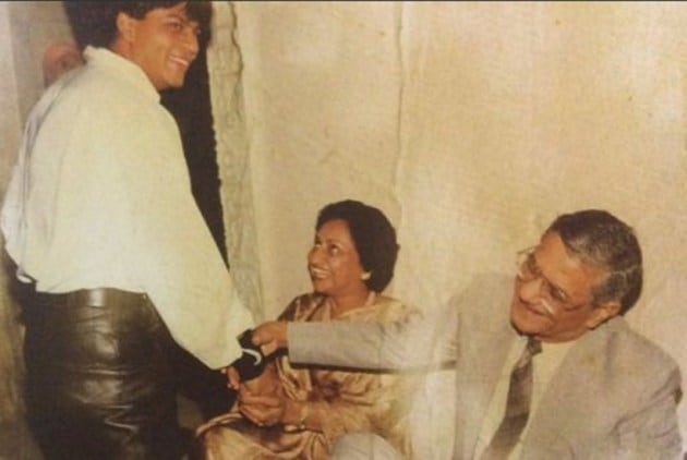 shah rukh khan, shah rukh khan father in law, shah rukh khan family pics, gauri khan, fauri khan father, gauri khans father dies, gauti khan's father pics, srk with father in law pics, srk pics family, Colonel Ramesh Chander Chhibber, Colonel Ramesh Chander Chhibber pics, Colonel Ramesh Chander Chhibber srk pics, entertainment