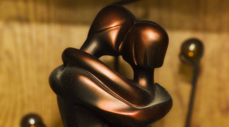 statue couple kissing_759_Jeremy Arcarola-Flickr