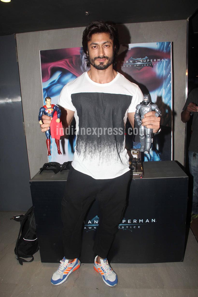 Batman Vs Superman, Batman vs superman: Dawn of Justice, Hrithik Roshan, Hrithik Roshan Sons, Hrehaan, Hridaan, Sachin Tendulkar, Vidyut Jamwal, Esha Deol, Abhay DEol, Karan Kundra, Anusha, Gaurav Chopra, Tanisha Mukerji, Zayed Khan, Akbar Khan, Batman vs Superman Screening, Batman vs Superman: Dawn of Justice pics