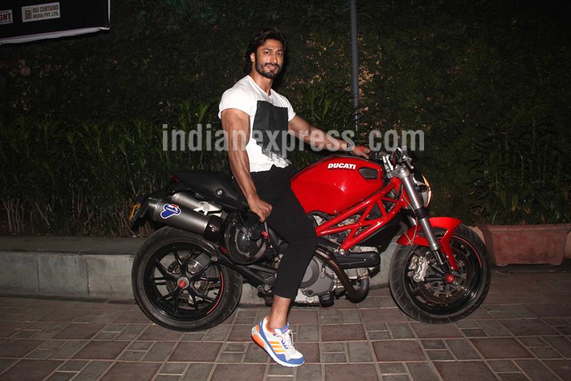 Batman Vs Superman, Batman vs superman: Dawn of Justice, Hrithik Roshan, Hrithik Roshan Sons, Hrehaan, Hridaan, Sachin Tendulkar, Vidyut Jamwal, Esha Deol, Abhay DEol, Karan Kundra, Anusha, Gaurav Chopra, Tanisha Mukerji, Zayed Khan, Akbar Khan, Batman vs Superman Screening, Batman vs Superman: Dawn of Justice pics