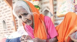 art of living, puja stall, puja stall woman, pune woman, pune news
