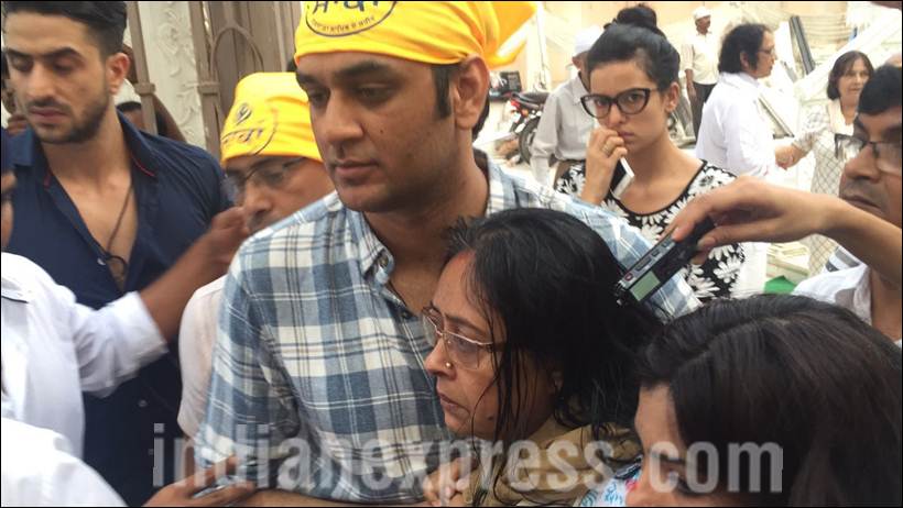 pratyusha banerjee, pratyusha banerjee prayer meet, pratyusha banerjee mother, pratyusha banerjee father, pratyusha banerjee last rites, pratyusha banerjee death, pratyusha banerjee pics, pratyusha banerjee last pics, pratyusha banerjee dies, pratyusha banerjee dead, pratyusha banerjee news, pratyusha, pratyusha boyfriend, entertainment