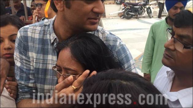 pratyusha banerjee, pratyusha banerjee prayer meet, pratyusha banerjee mother, pratyusha banerjee father, pratyusha banerjee last rites, pratyusha banerjee death, pratyusha banerjee pics, pratyusha banerjee last pics, pratyusha banerjee dies, pratyusha banerjee dead, pratyusha banerjee news, pratyusha, pratyusha boyfriend, entertainment