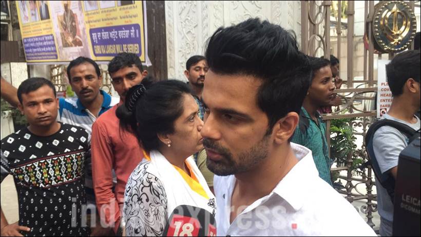 pratyusha banerjee, pratyusha banerjee prayer meet, pratyusha banerjee mother, pratyusha banerjee father, pratyusha banerjee last rites, pratyusha banerjee death, pratyusha banerjee pics, pratyusha banerjee last pics, pratyusha banerjee dies, pratyusha banerjee dead, pratyusha banerjee news, pratyusha, pratyusha boyfriend, entertainment