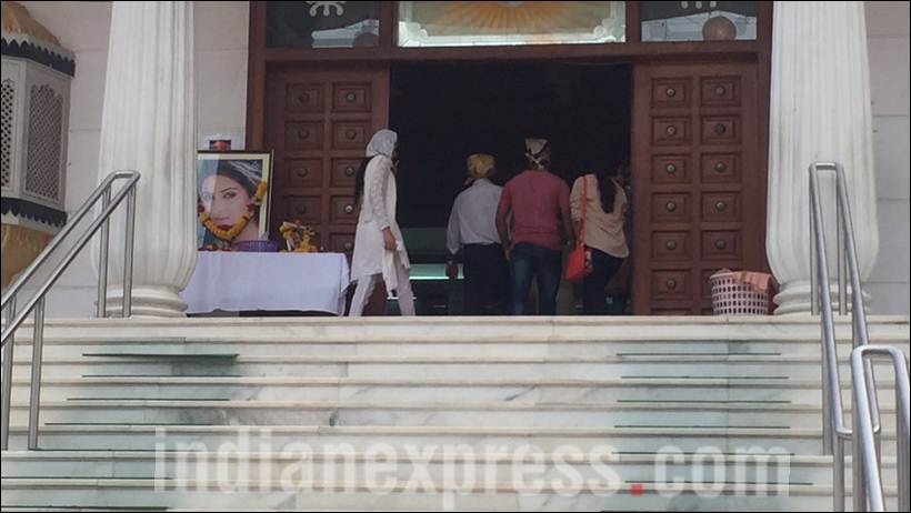 pratyusha banerjee, pratyusha banerjee prayer meet, pratyusha banerjee mother, pratyusha banerjee father, pratyusha banerjee last rites, pratyusha banerjee death, pratyusha banerjee pics, pratyusha banerjee last pics, pratyusha banerjee dies, pratyusha banerjee dead, pratyusha banerjee news, pratyusha, pratyusha boyfriend, entertainment