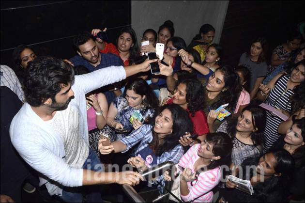 Arjun Kapoor, ki and ka, ki & ka, Arjun Kapoor pics, Arjun Kapoor with fans, Arjun Kapoor fans pics, Arjun Kapoor ki and ka, Arjun Kapoor ki & ka, kareena kapoor, Arjun Kapoor photos, entertainment