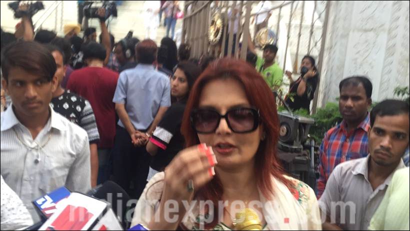 pratyusha banerjee, pratyusha banerjee prayer meet, pratyusha banerjee mother, pratyusha banerjee father, pratyusha banerjee last rites, pratyusha banerjee death, pratyusha banerjee pics, pratyusha banerjee last pics, pratyusha banerjee dies, pratyusha banerjee dead, pratyusha banerjee news, pratyusha, pratyusha boyfriend, entertainment