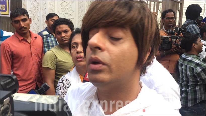 pratyusha banerjee, pratyusha banerjee prayer meet, pratyusha banerjee mother, pratyusha banerjee father, pratyusha banerjee last rites, pratyusha banerjee death, pratyusha banerjee pics, pratyusha banerjee last pics, pratyusha banerjee dies, pratyusha banerjee dead, pratyusha banerjee news, pratyusha, pratyusha boyfriend, entertainment