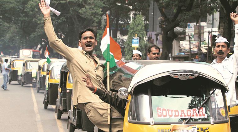 Auto rikshaw unions took out rally in support with Anna Hazare's movement at JM road on Monday. Express Photo by Arul Horizon 22/08/2011, Pune