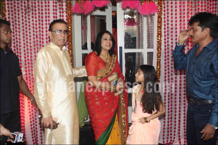 Bipasha Basu, Karan Singh Grover, Bipasha Basu mehendi, karan bipasha, Shilpa Shetty, Shamita shetty, sophie choudry, Ayaz Khan, Vj Anusha, Karan Singh Grover wedding, entertainment photos