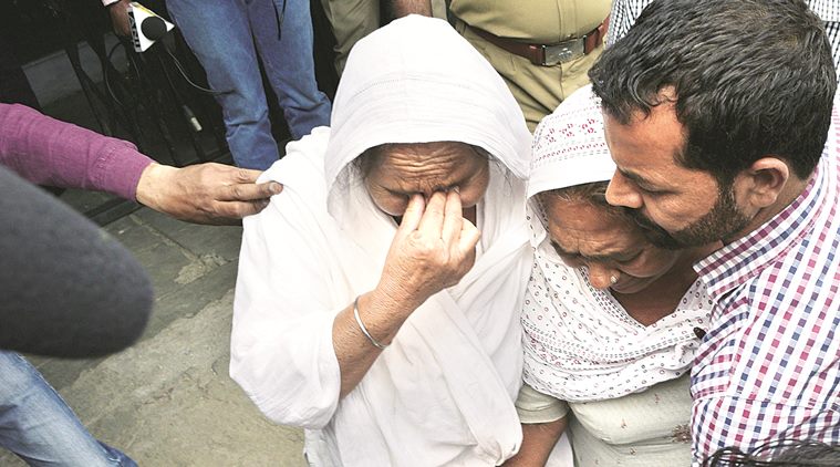 CAPTION- Jagir Kaur sister of Indian prisoner Kirpal Singh, cry near Kirpal Singh's coffin as his body is brought for post mortem in Amritsar on Tuesday, April 19 2016. EXPRESS PHOTO BY RANA SIMRANJIT SINGH