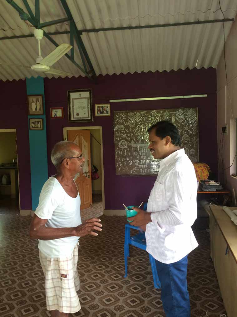Rajesh Vangad with legendary Warli painter Jivya Soma Mashe in Ganjad, July 2015 (photo credit: Gauri Gill)