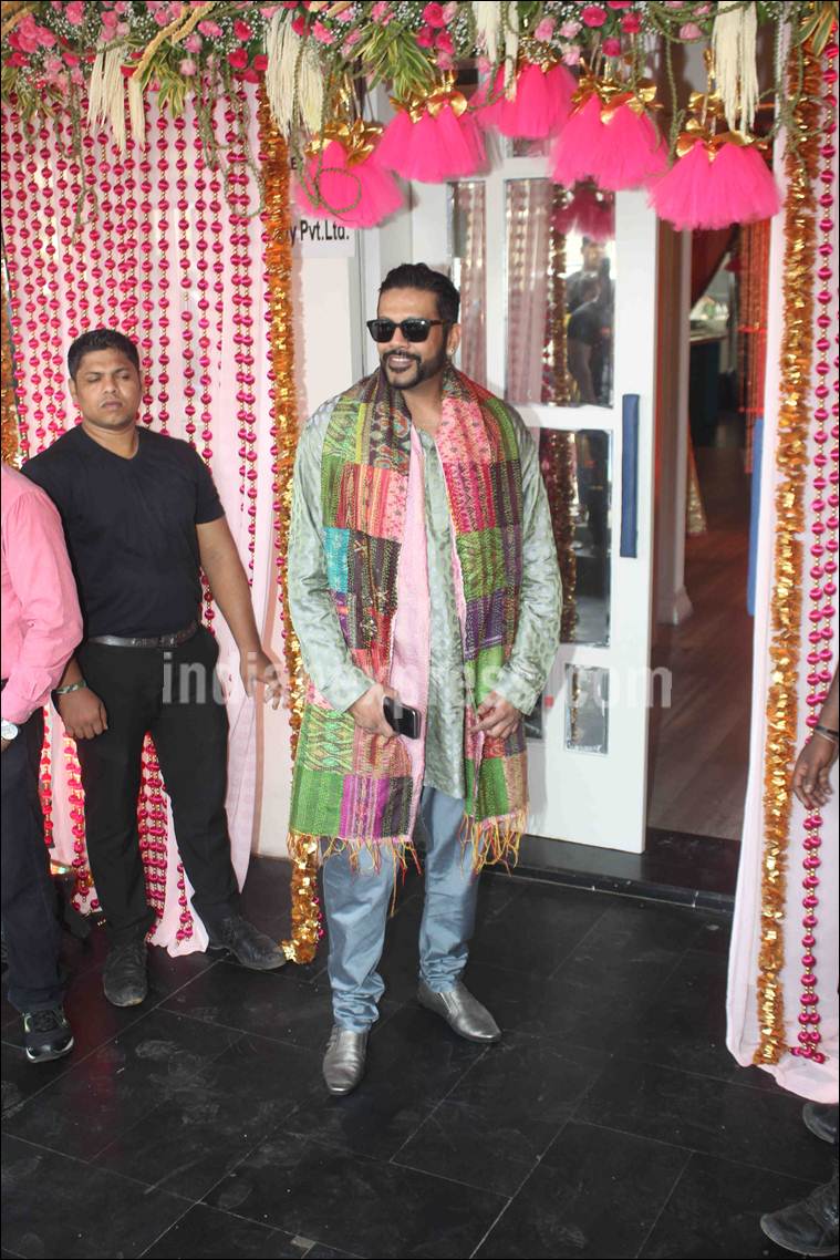 Bipasha Basu, Karan Singh Grover, Bipasha Basu mehendi, karan bipasha, Shilpa Shetty, Shamita shetty, sophie choudry, Ayaz Khan, Vj Anusha, Karan Singh Grover wedding, entertainment photos