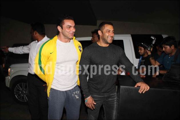 Salman Khan, The Jungle Book, Salman, Sohail Khan, Sohail, Salman Watch the Jungle Book, Salman Khan the Jungle Book, Salman Khan the Jungle Book Screening, Salman the Jungle book screening, Entertainment news