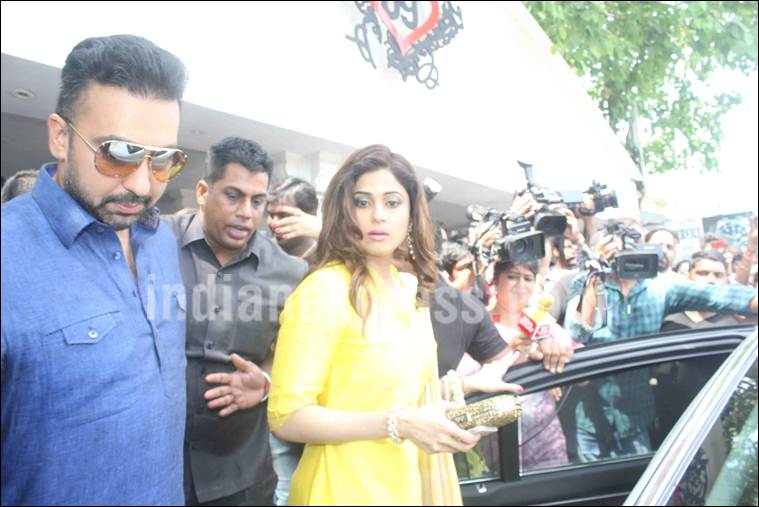 Bipasha Basu, Karan Singh Grover, Bipasha Basu mehendi, karan bipasha, Shilpa Shetty, Shamita shetty, sophie choudry, Ayaz Khan, Vj Anusha, Karan Singh Grover wedding, entertainment photos