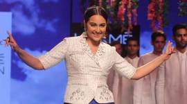 sonakshi sinha, sonakshi sinha ramp, lfw, lakme fashion week, sonakshi sinha news, sonakshi sinha latest news, sonakshi sinha movies, sonakshi sinha upcoming movies, entertainment news