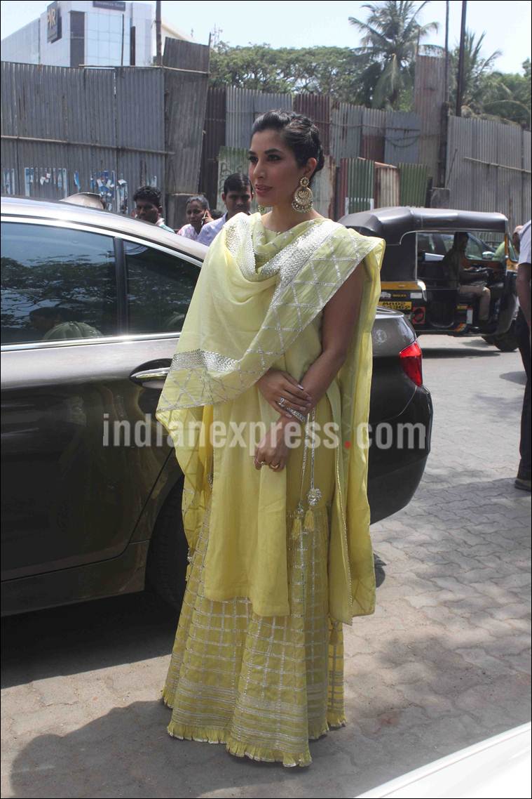 Bipasha Basu, Karan Singh Grover, Bipasha Basu mehendi, karan bipasha, Shilpa Shetty, Shamita shetty, sophie choudry, Ayaz Khan, Vj Anusha, Karan Singh Grover wedding, entertainment photos