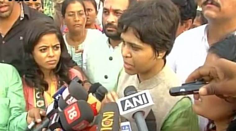 Trupti Desai, Bhumata Brigade, Bhumata Brigade chief Trupti Desai, Shani Shingnapur, Trimbakeshwar temple, Haji Ali dargah, Trupti desai Haji Ali, Trupti desai in Dargah, AIMIM, AIMIM leader, Shiv Sena leader, AIMIM on trupti desai, Maharashtra government, india news