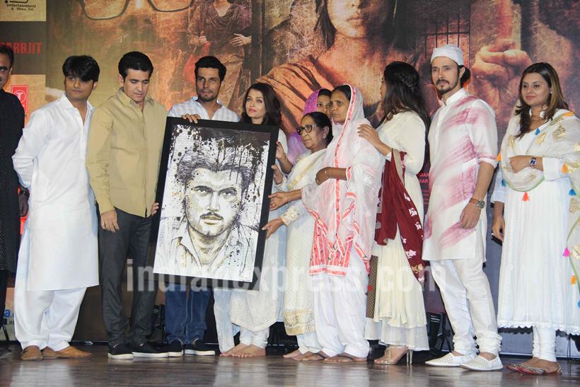 aishwarya rai bachchan, sarabjit, sarabjit famaily, sarbjir, randeep hooda, darshan kumaar, omung kumaar, richa chadha, dalbir kaur, sukhpreet kaur, sarabjit homage, aishwarya dalbir pics, aishwarya rai pics, aishwarya pics, aishwarya sarbjit pics, entertainment