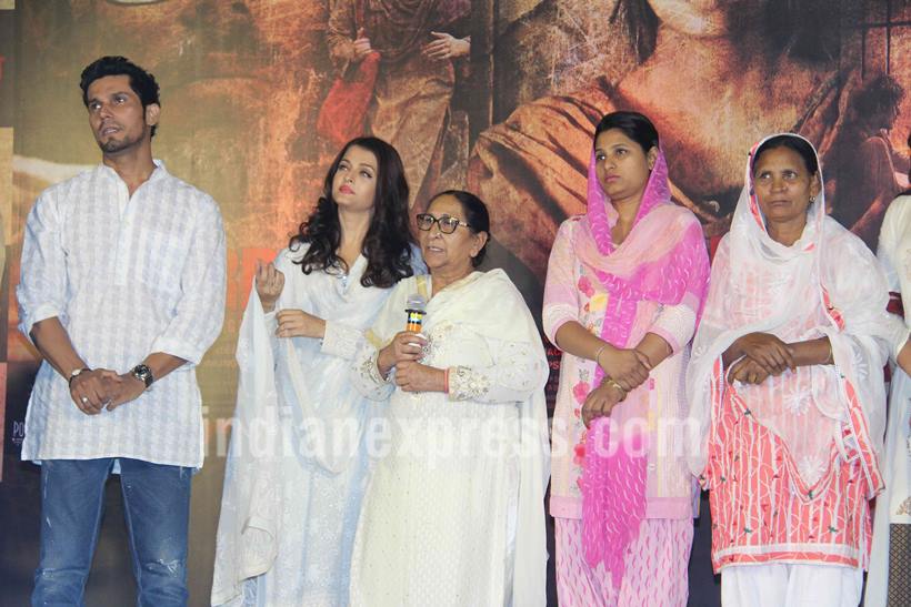 aishwarya rai bachchan, sarabjit, sarabjit famaily, sarbjir, randeep hooda, darshan kumaar, omung kumaar, richa chadha, dalbir kaur, sukhpreet kaur, sarabjit homage, aishwarya dalbir pics, aishwarya rai pics, aishwarya pics, aishwarya sarbjit pics, entertainment