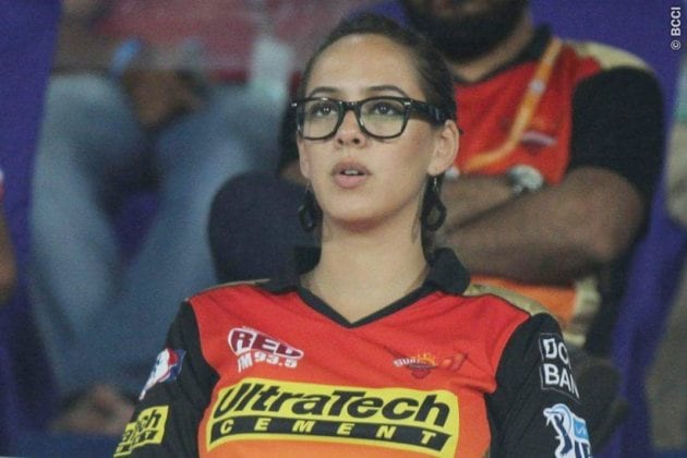 IPL 2016, RPS vs SRH: Hazel Keech cheers from stands as SRH clinch last ...