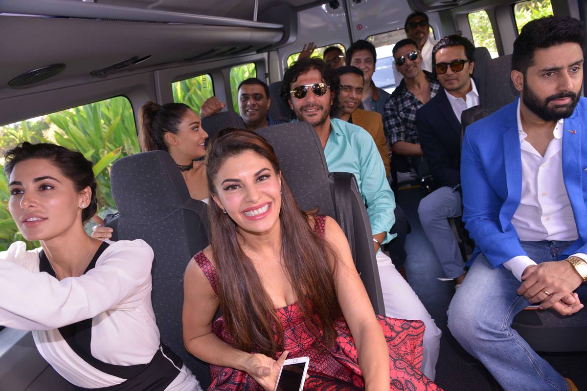 Akshay Kumar Goes Car Full With His Housefull 3 Team Entertainment News The Indian Express