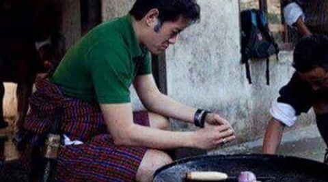 Jigme Wangchuk, King of Bhutan, King of Bhutan chops vegetables, Jigme Wangchuk viral photo, King of Bhutan viral photo, Bhutan king viral photo,