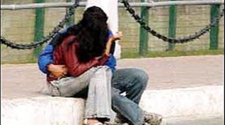 moral policing, SFI, Kerala SFI, SFI moral policing, Kerala moral policing, valentine day moral policing