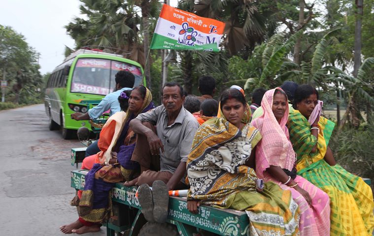 Villagers way to attain Mamata Banerjee's Meeting  at Nandigram ,  East Midnapur in West Bengal. Express photo by Partha Paul