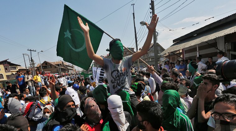 Pakistan Flags, Pak Flag, Pakistan flag waived in Kashmir, Hurriyat, Jammu & Kashmir, Hurriyat procession in Kashmir, Mirwaiz Umar Farooq, india news