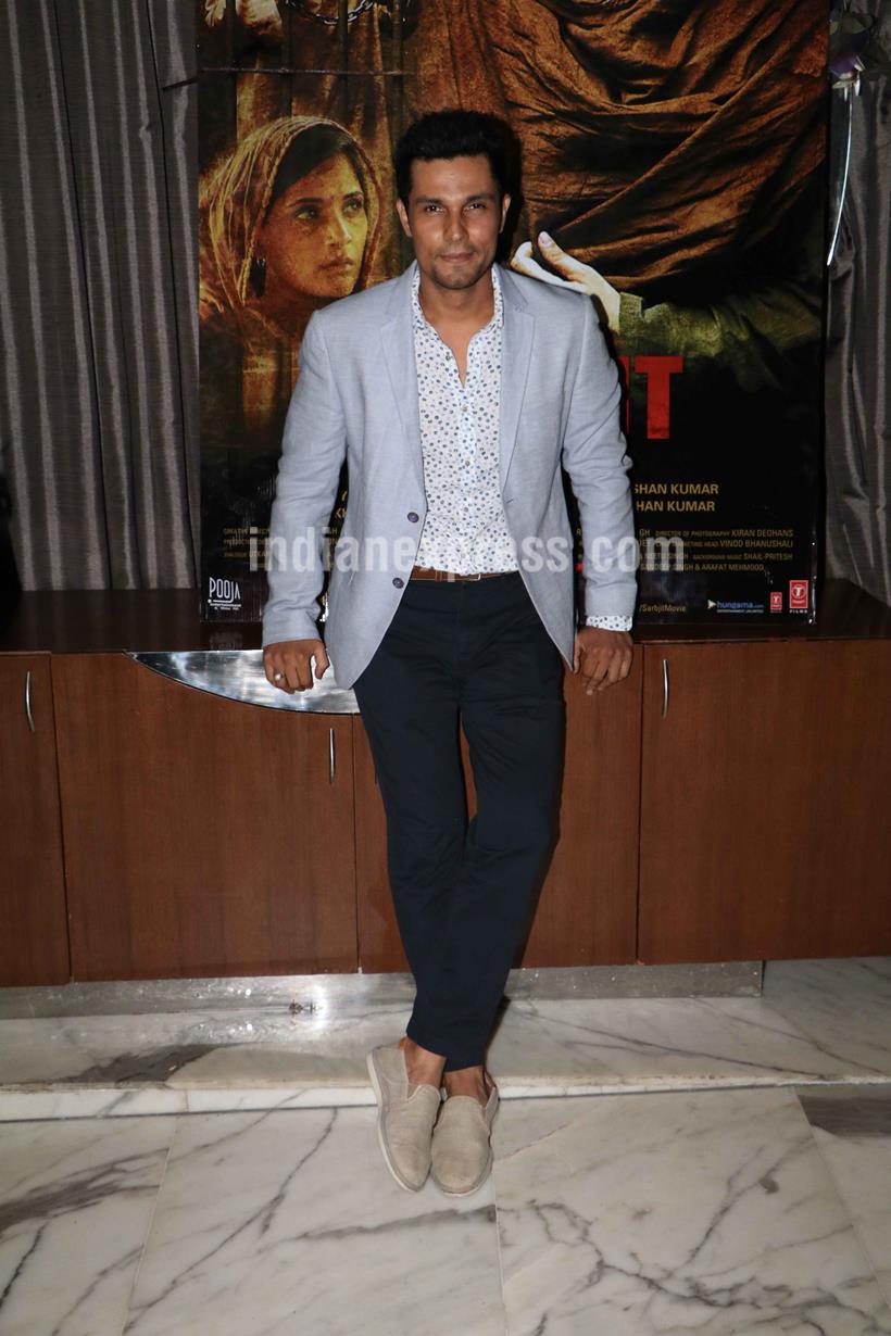 Sarbjit, Sarbjit movie, Aishwarya rai bachchan, Randeep hooda, Sarbjit Aishwarya, Aishwarya Rai Sarbjit, Sarbjit success party, Sarbjit movie collections, Sarbjit box office collections, Sarbjit movie box office collections, Omung KUmar, Darshan Kumar, Jackky Bhagnani, Sarbjit party pics