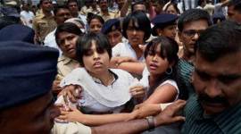 Trupti Desai, Rights activist Trupti Desai, Bhumata Brigade president Trupti Desai, Trupti Desai beats mn Who raep wonam, man rapes won am on pretext of marriage, latest news, India news, India crime news, latest news,