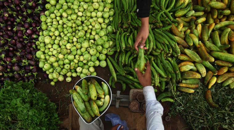 pune, farmers, Agricultural Produce Marketing Committee, farmers Agricultural Produce Marketing Committee, farmer crop selling APMC, Mahararashtra govt, farmers market, vegetables delisting Agricultural Produce Marketing Committee, fruits delisting Agricultural Produce Marketing Committee, pune farmers protest, pune vegetables sellers protest, india news, business news, maharashtra news