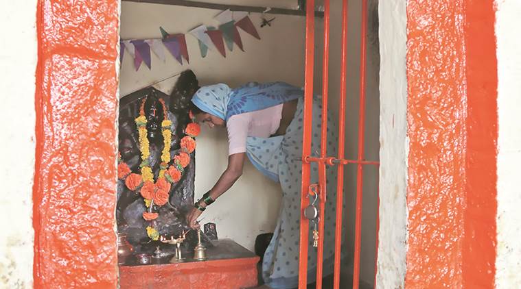 woman priest, hanuman temple with woman priest, Shani Shingnapur Temple, Boregaon temple, mumbai temple, mumbai temple with woman priest, indian express mumbai, mumbai new