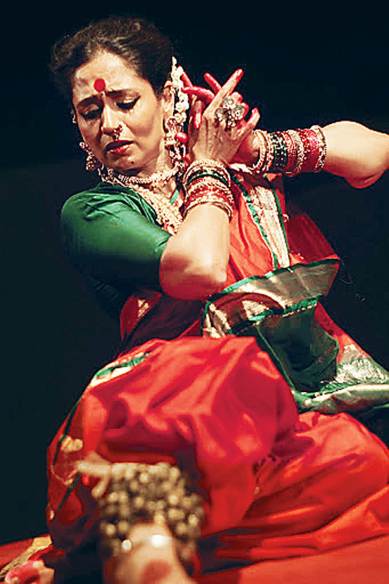 Rajashree Sawant Wad, Sushama Deshpande, ichya Aaichi Gosht arthat Majhya Athvanincha Phad, Lavani dance, Art and Dance, Life Style news, Art and dance news, latest news, India news, Art news, dance and theater, dance play review