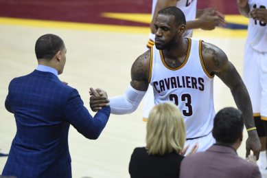 LeBron James slips to third in NBA in jersey sales, behind Stephen