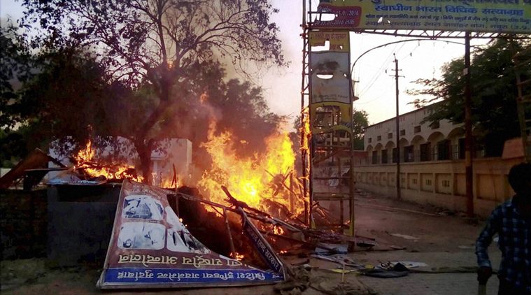 Mathura, Mathura Killing, Mathura Firing, Mathura SP Killed, Akhilesh Yadav, Mukul Dwivedi, Swadheen Bharat Subhash Sena, Satyagrahis, 100 People Injured in Mathura, Congress attacks SP, Mathura News, UP News, National News, Latest News,