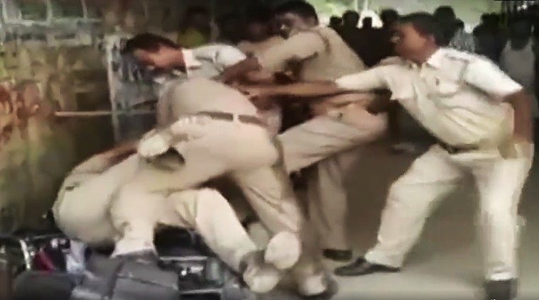 policemen fighting, policemen fighting over bribe, policemen fighting over bribe in UP, policemen fighting over bribe in Lucknow, video of policemen fighting over bribe, viral video of policemen fighting over bribe, viral videos, social media viral