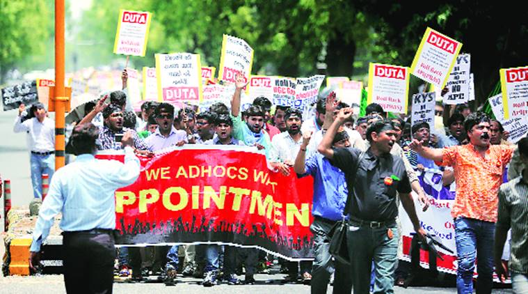 Teacher's protest, protest, Teachers protest outside HRD, HRD, Human resource and development, HRD ministry, Delhi University Teachers’ Association, DUTA, University Grants Commission, UGC, delhi news
