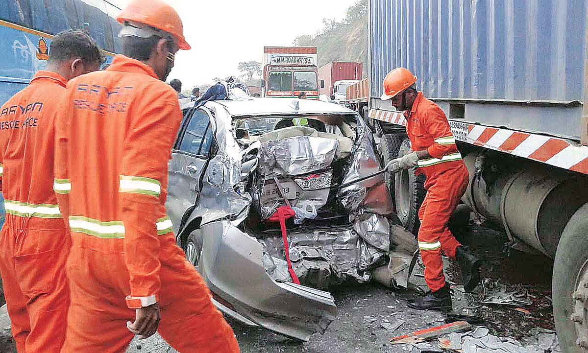 Mishap leads to fourhour traffic jam on MumbaiPune expressway India