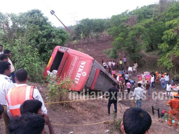 expressway accident, Mumbai Pune expressway, news, pune mumbai expressway accident, Mumbai to pune, mumbai pune highway, mumbai pune highway accident, mumbai pune expressway photos, mumbai accident, pune accident, expressway accident, news, mumbai news, pune news, india news