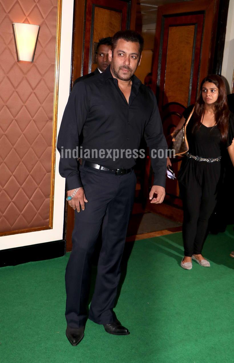 Bhai Ka Swag Hi Alag Hai: Fans Dig Salman Khan's Striped Suit Look For A  Red Carpet Event