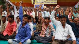 dalits, gujarat dalits, saurashtra region, Una, dalits attacked, Dalits gather outside court, dalit protest, dalit protests, gau rakshaks, gau rakshaks attack, india news, indian express news