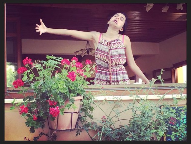 woman honeymoon without husband, huma mobin, hilarious photos of honeymoon without husband, greek tragedy, pakistani woman goes on honeymoon without husband